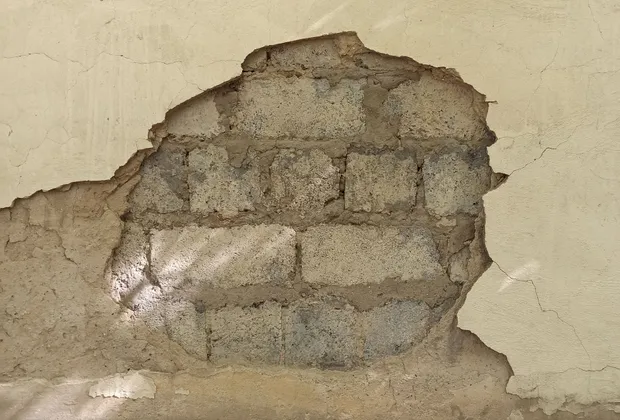 Detalle de daño en fábrica de obra por humedad
