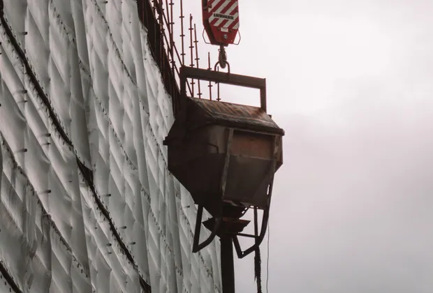Obra en ejecución con maquinaria de elevación